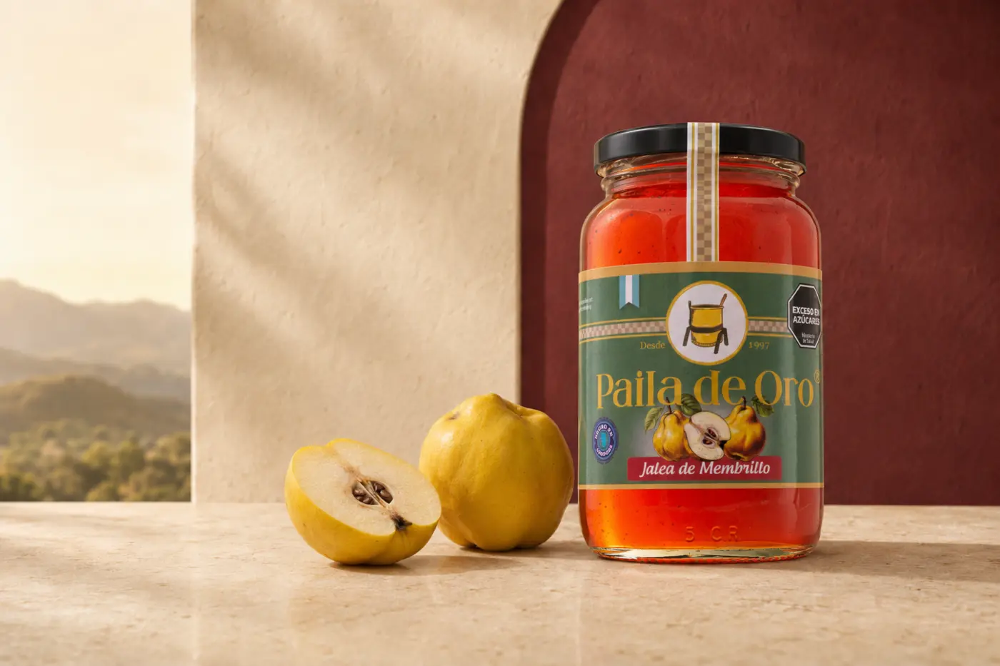 Frasco de jalea de membrillo Paila de Oro con membrillos frescos