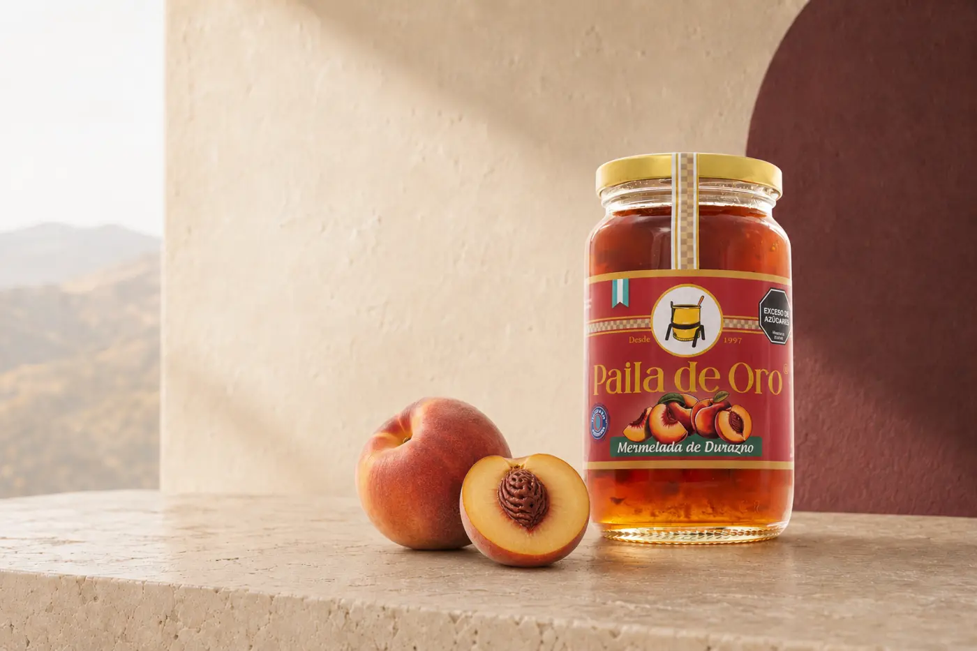 Frasco de mermelada de durazno Paila de Oro con duraznos frescos