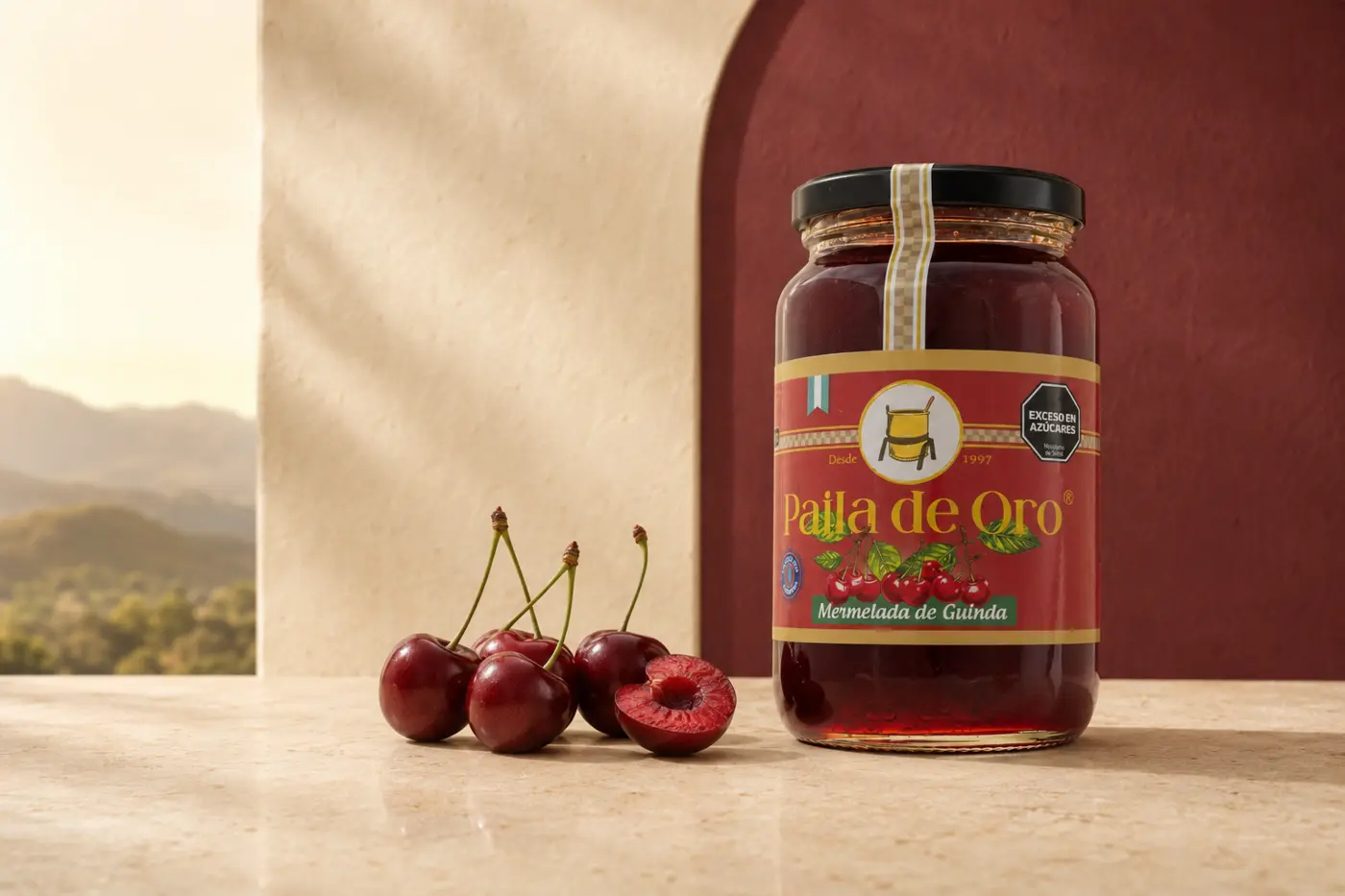 Frasco de mermelada de guinda Paila de Oro con guindas frescas